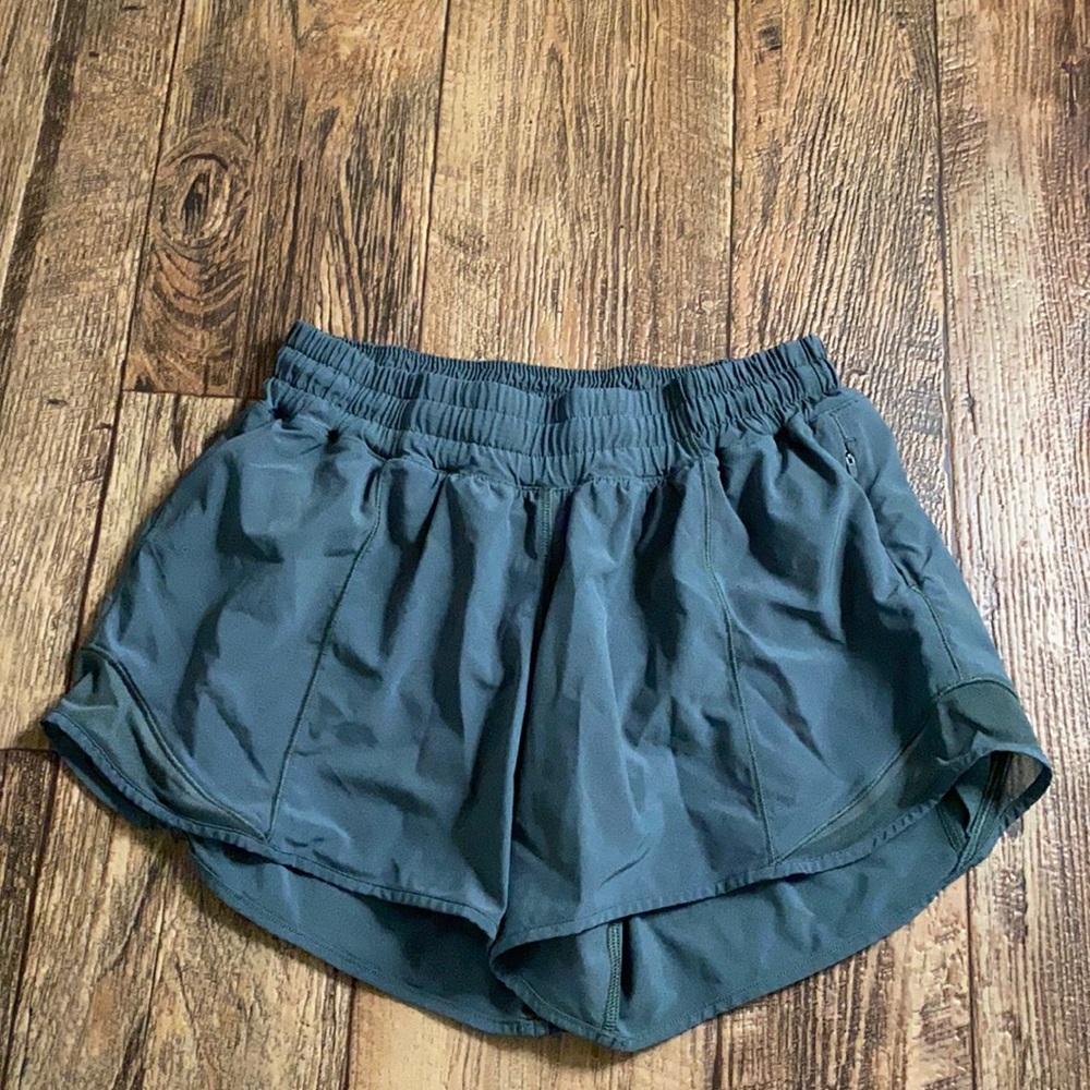Lululemon Hotty Hot Long Shorts 6 Tall
